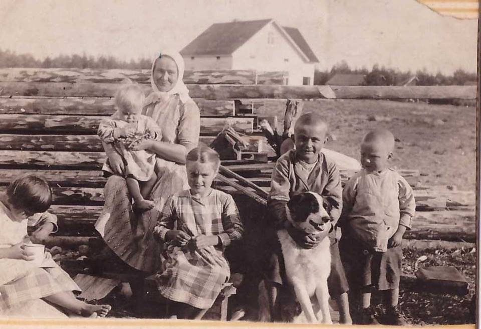 Hilma Maria Porkka (o.s. Holstein) ja lapsia 1920-luvun lopulla